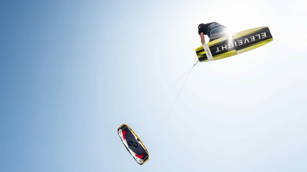 ELEVEIGHT-Kites-Master-2025-2026-Twintip-Gallery-1-qz4odpwvw.jpg