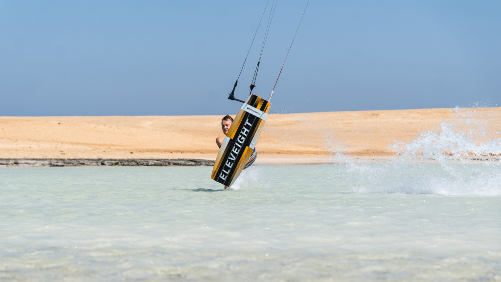 ELEVEIGHT-Kites-Master-C-Plus-2025-2026-Twintip-Gallery-3-1.jpg ELEVEIGHT-Kites-Master-C-Plus-2025-2026-Twintip-Gallery-3-1.jpg